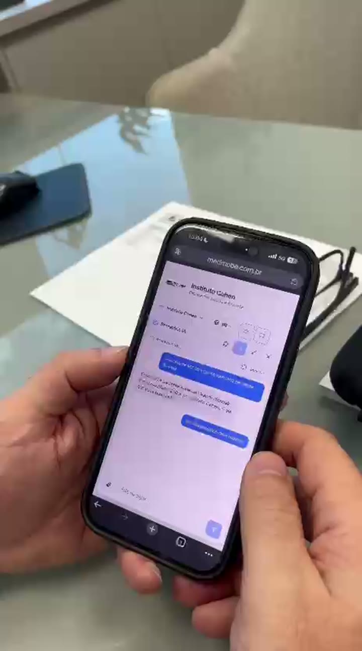 Médico usa a Secretária IA do MedMOBE no celular